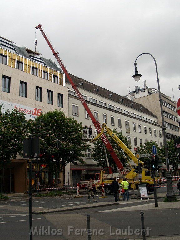 800 kg Fensterrahmen drohte auf Strasse zu rutschen Koeln Friesenplatz P35.JPG